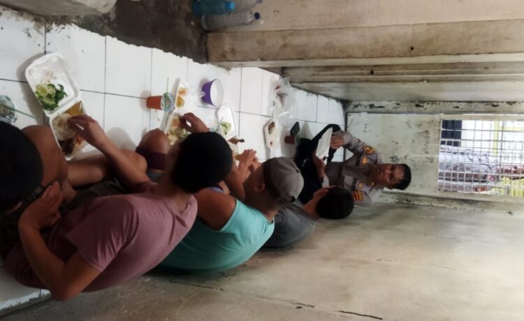 Kapolsek Pagaralam Utara Polres Pagaralam Polda Sumsel, Iptu Ramsi, makan siang bersama sejumlah tahanan