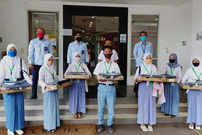 PEDULI : PT Bukit Asam Tbk salurkan dana beasiswa kepada para siswa yang berada di sekitar wilayah pertambangan