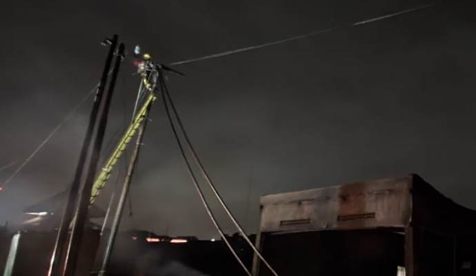 Nampak Petugas PLN saat melakukan Perbaikan