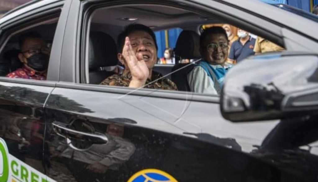 Gubernur Sumsel, H. Herman Deru bersama GM PLN S2JB saat mencoba mobil Listrik di acara Lounching SPKLU ke-2 di Kota Palembang