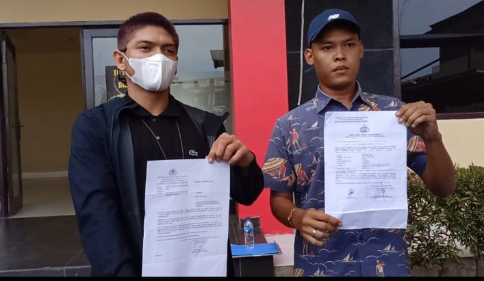 Foto: Reza (kiri), kuasa hukum sekaligus jadi korban pengeroyokan saat datang ke Polrestabes Palembang