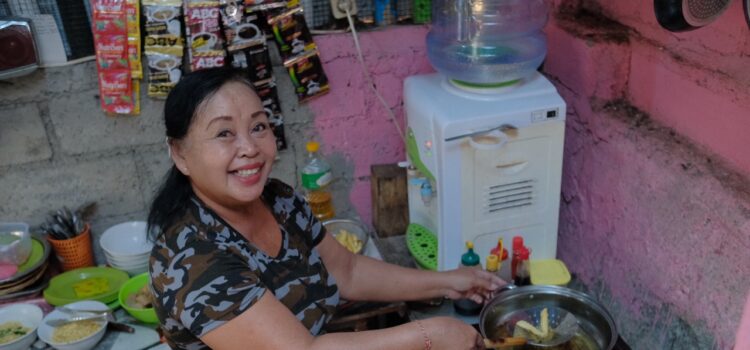 ibu rumah tangga saat menggunakan kompor listrik