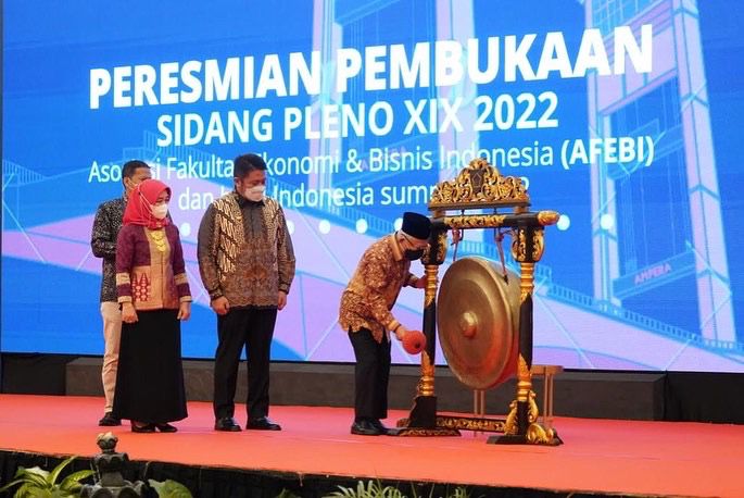 Pembukaan Sidang Pleno XIX Asosiasi Fakultas Bisnis dan Ekonomi (AFEBI) dan Halal Summit 2022, di Hotel Whyndam Jakabaring Palembang
