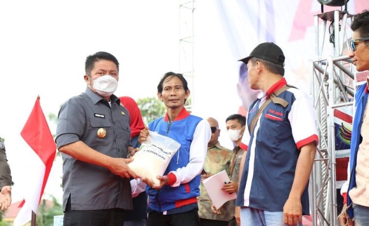 Gubernur Sumsel Herman Deru ketika hadir pada HUT ke 5 Asosiasi Driver Online (ADO) Sumsel di Stadion Kamboja Palembang, Kamis (8/9)