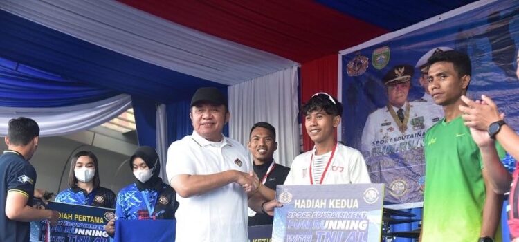 Gubernur Sumsel saat menyerahkan hadiah kepada pemenang Fun Run Sport Edutainment di Plaza Utama Gelora Sriwijaya JSC Palembang, Minggu (11/9)