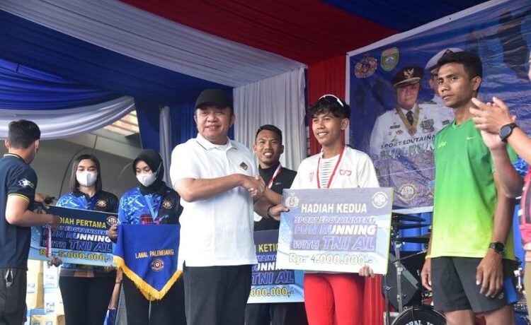 Gubernur Sumsel saat menyerahkan hadiah kepada pemenang Fun Run Sport Edutainment di Plaza Utama Gelora Sriwijaya JSC Palembang, Minggu (11/9)