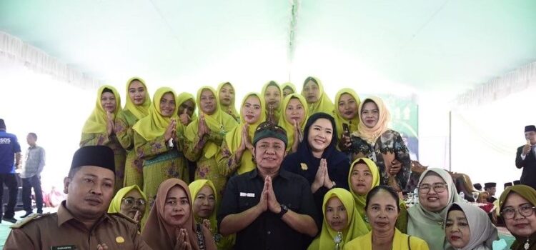 Gubernur Sumsel H Herman Deru saat menghadiri  pengajian akbar dan memberikan santunan kepuluhan anak yatim piatu yang dipusatkan di Masjid Al-Amin, Rabu (14/9) siang