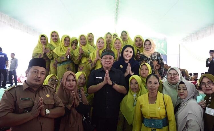 Gubernur Sumsel H Herman Deru saat menghadiri  pengajian akbar dan memberikan santunan kepuluhan anak yatim piatu yang dipusatkan di Masjid Al-Amin, Rabu (14/9) siang