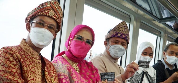 Pembagian kartu LRT di stasiun LRT Ampera Palembang, Sabtu (17/9)