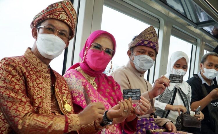 Pembagian kartu LRT di stasiun LRT Ampera Palembang, Sabtu (17/9)