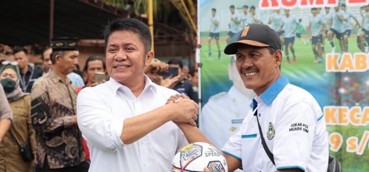 Gubernur Sumsel Herman Deru membuka Turnamen sepak bola road to Gubernur Cup, di lapangan sepakbola Desa Sebau Kecamatan Gelumbang, Kabupaten Muara Enim