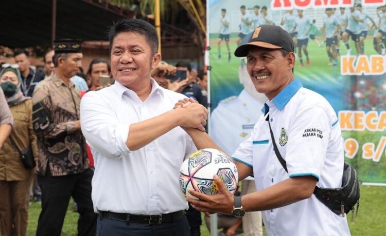 Gubernur Sumsel Herman Deru membuka Turnamen sepak bola road to Gubernur Cup, di lapangan sepakbola Desa Sebau Kecamatan Gelumbang, Kabupaten Muara Enim
