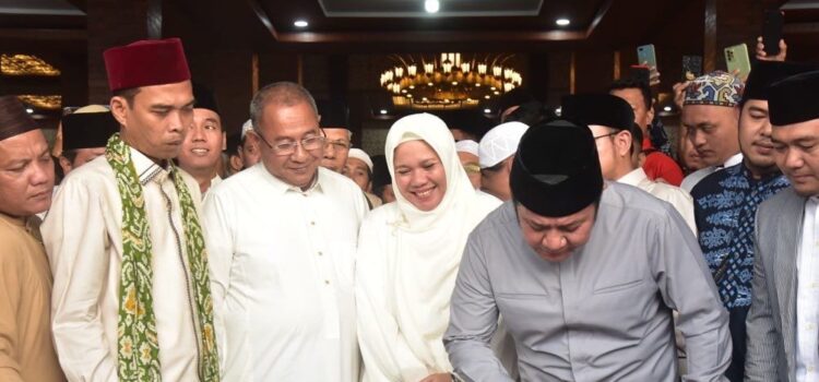 Gubernur Sumsel H Herman Deru saat menandatangani prasasti Masjid Sopiah