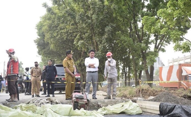 Gubernur Sumsel H Herman Deru melakukan inspeksi mendadak (sidak) pembangunan dan peningkatan Jalan Alamsyah Ratu Prawiranegara