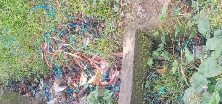 sampah menumpuk di salah satu drainase di Palembang