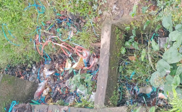 sampah menumpuk di salah satu drainase di Palembang