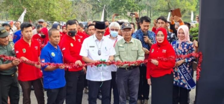 Bupati PALI, Heri Amalindo saat membuka Kontes Bonsai Nasional, Kamis (25/8)