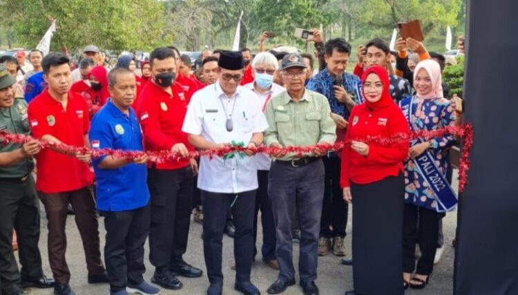 Bupati PALI, Heri Amalindo saat membuka Kontes Bonsai Nasional, Kamis (25/8)