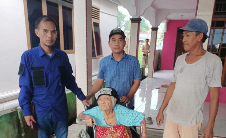 Pengurus IWO MUBA saat memberikan bantuan kursi roda kepada Aisyah (90), warga kelurahan Serasan Jaya, kecamatan Sekayu