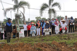 Bupati PALI Heri Amalindo saat kegiatan tanam ubi kayu bersama di halaman kantor bupati PALI., Jumat (21/10/2022)