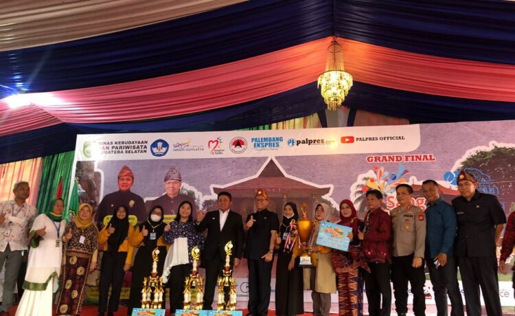 Foto bersama Gubernur Sumsel, H Herman Deru, Kadisbudpar Sumsel, Aufa Syahrial, Kepala Museum Balaputra Dewa, H Chandra Amprayadi, dan para juara Lomba Sang Juara, (Kamis, 20/10/2022)