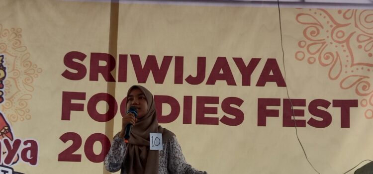 Salah satu peserta lomba puisi yang digelar FORTAS Sumsel dan Sriwijaya Foodies Fest 2022 di OPI Mall, Senin (24/10/2022)