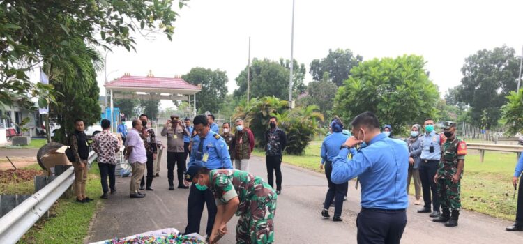 Pemusnahan barang tertinggal dan barang dilarang (prohibited periode 2020-2021, Jumat (28/10/2022) Posko Airport Security Bandara Internasional SMB II Palembang, Jumat (28/10/2022)