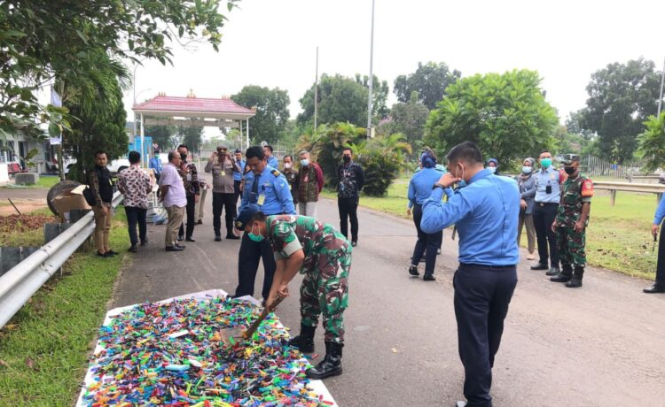 Pemusnahan barang tertinggal dan barang dilarang (prohibited periode 2020-2021, Jumat (28/10/2022) Posko Airport Security Bandara Internasional SMB II Palembang, Jumat (28/10/2022)