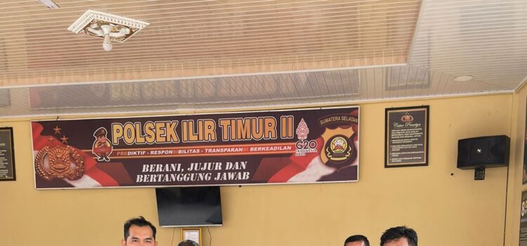 Opsnal Unit Reskrim Polsek Ilir Timur (IT) II, Palembang mengamankan dua remaja yang diduga hendak tawuran