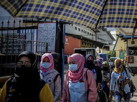 Ratusan pegawai PT Kahatex berjalan keluar kawasan pabrik di Kabupaten Sumedang, Jawa Barat, Rabu (17/6/2020). (Foto: ANTARA)
