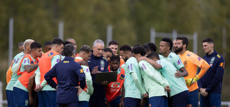 Pelatih Tim Nasional Brasil Adenor Leonardo Bacchi memberikan arahan kepada para pemainnya beberapa waktu lalu
