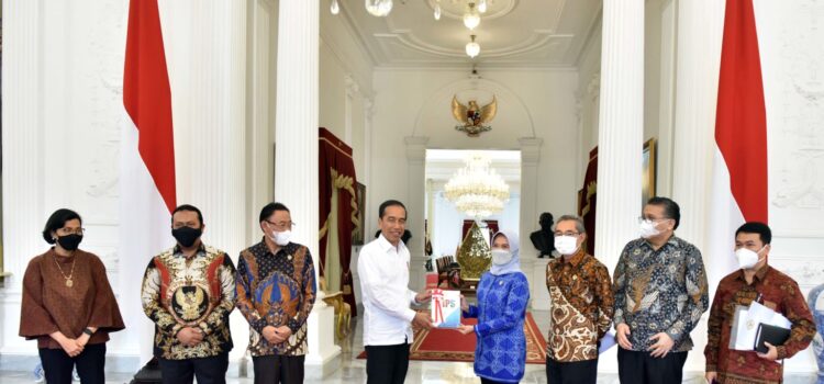 Presiden Jokowi menerima IHPS dan LHP Semester I Tahun 2022 dari Ketua BPK Isma Yatun, Selasa (01/11/2022), di Istana Merdeka, Jakarta