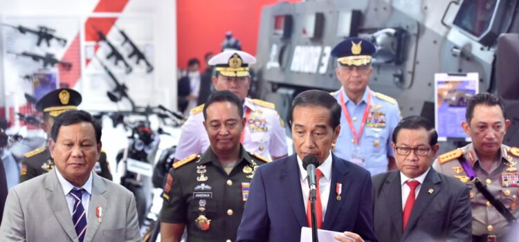 Presiden Jokowi memberikan keterangan pers usai meninjau Pameran Indo Defence 2022 Expo & Forum, di JIExpo Kemayoran, Jakarta, Rabu (02/11/2022)