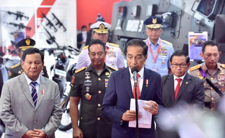 Presiden Jokowi memberikan keterangan pers usai meninjau Pameran Indo Defence 2022 Expo & Forum, di JIExpo Kemayoran, Jakarta, Rabu (02/11/2022)