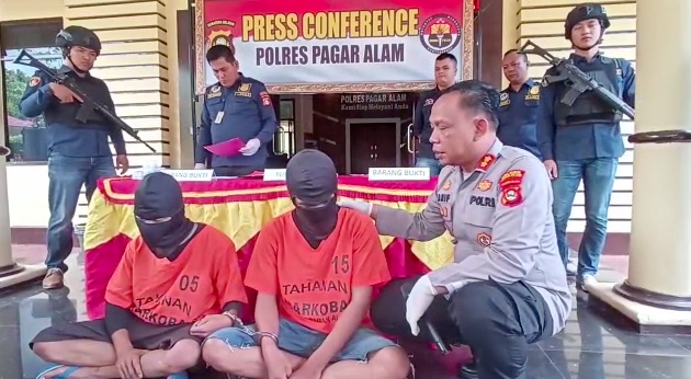 Juanda Dwi Putra (22), pelaku pengedar ganja saat diamankan Polres Pagaralam