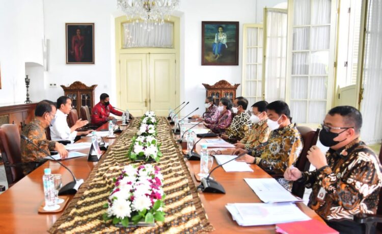 Presiden Jokowi didampingi Mensesneg Pratikno menerima Dewan Gelar, Tanda Jasa, dan Tanda Kehormatan, di Istana Kepresidenan Bogor, Jawa Barat, pada Kamis (03/11/2022)