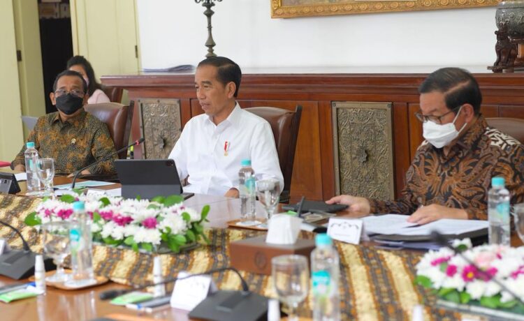 Presiden Jokowi didampingi Mensesneg Pratikno dan Seskab Pramono Anung saat meminpin ratas mengenai kebijakan cukai hasil tembakau tahun 2023, Kamis (03/11/2022)