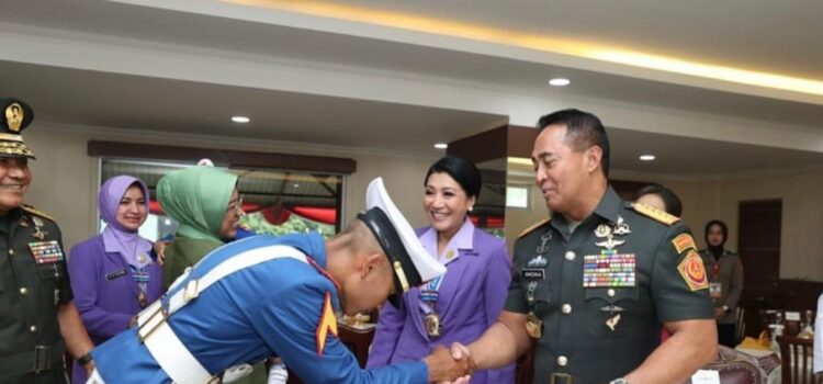 Muhammad Akbar Abdurachman saat bertemu dengan Panglima TNI Jenderal Andika Perkasa dan istri Diah Erwiany