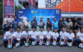 PTBA beri bantuan 300 bola untuk dukung kemajuan sepak bola di Sumsel