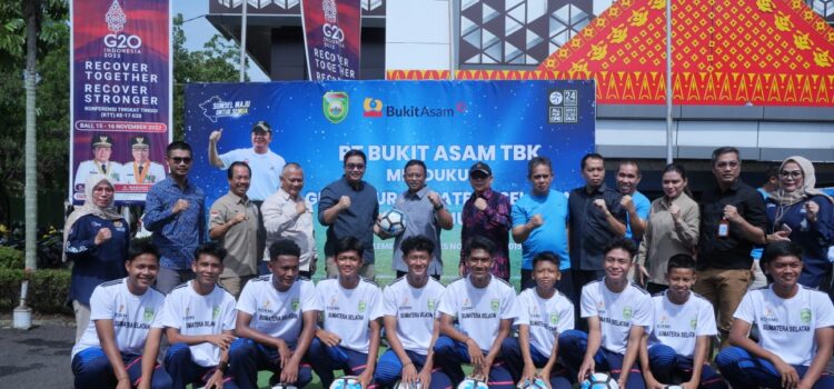 PTBA beri bantuan 300 bola untuk dukung kemajuan sepak bola di Sumsel