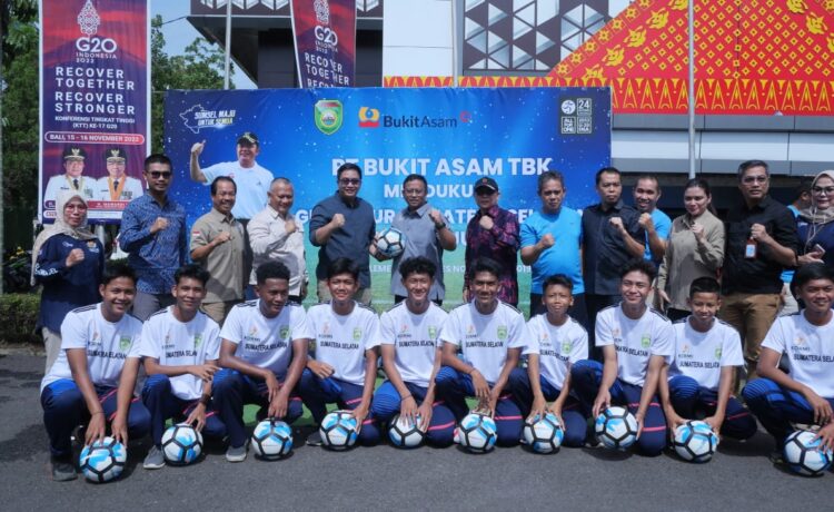 PTBA beri bantuan 300 bola untuk dukung kemajuan sepak bola di Sumsel