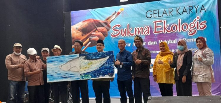 Foto bersama pada pagelaran seni rupa, ‘Sukma Ekologis’ dalam karya Iqbal J Permana dan Fir Azwar di Auditorium RRI Palembang, Kamis, (10/11/2022)