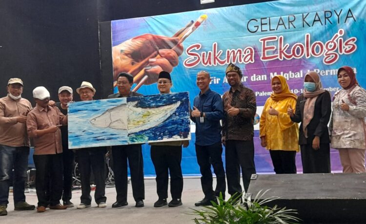 Foto bersama pada pagelaran seni rupa, ‘Sukma Ekologis’ dalam karya Iqbal J Permana dan Fir Azwar di Auditorium RRI Palembang, Kamis, (10/11/2022)