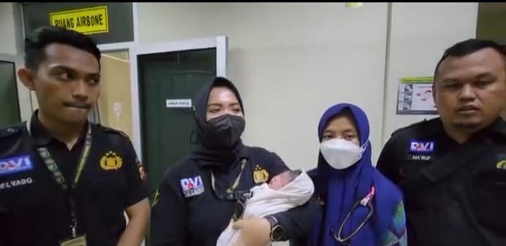 Tim Dokkes Polrestabes Palembang usai membantu persalinan tahanan Polrestabes Palembang