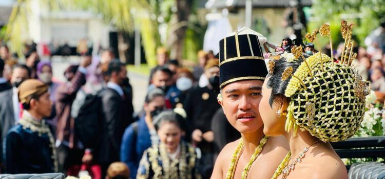 Sepasang pengantin Kaesang Pangarep dengan Erina Gudono berada di atas kereta kuda dikirab dari Loji Gandrung rumah dinas Wali Kota Solo menuju Puro Mangkunegaran