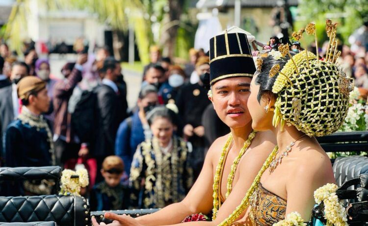 Sepasang pengantin Kaesang Pangarep dengan Erina Gudono berada di atas kereta kuda dikirab dari Loji Gandrung rumah dinas Wali Kota Solo menuju Puro Mangkunegaran