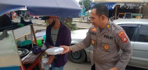 Polres Empat Lawang Bersama Kabag Sumber Daya Manusia AKP M Aidil Fitri berinisiatif membagikan makanan kepada Masyarakat yang melintas di jalan raya, Sabtu (03/12/2022)