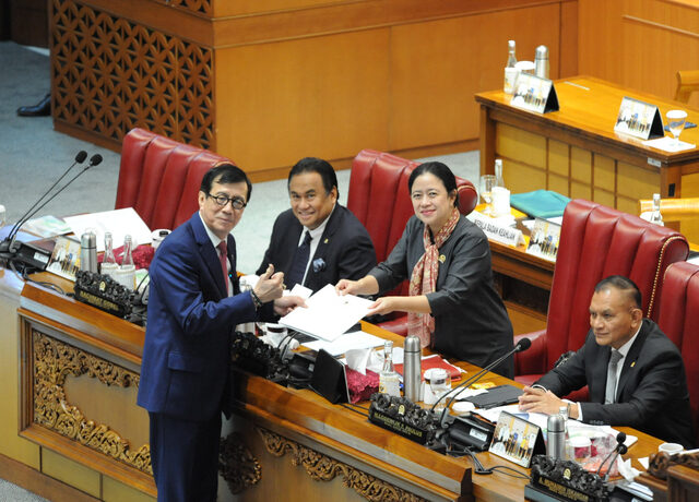 Menkumham Yasonna Laoly dan Ketua DPR RI Puan Maharani, pada Rapat Paripurna DPR RI