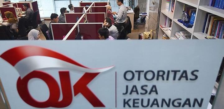 Petugas Otoritas Jasa Keuangan (OJK) beraktivitas di ruang layanan Konsumen, Kantor OJK, Jakarta. (ANTARA FOTO/Akbar Nugroho Gumay/aww.)