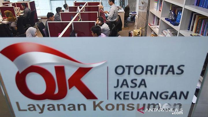 Petugas Otoritas Jasa Keuangan (OJK) beraktivitas di ruang layanan Konsumen, Kantor OJK, Jakarta. (ANTARA FOTO/Akbar Nugroho Gumay/aww.)